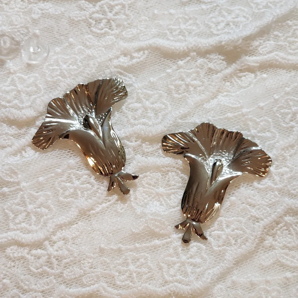 Vintage Silver Toned Metal Lilly Shaped Flower Textured Pierced Earrings